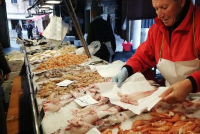 Fish shopping in Rialto and home cooking in Murano Fish shopping in Rialto and home cooking in Murano