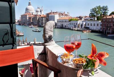 Dinner in a noble Palace & private gondola ride Dinner in a noble Palace & private gondola ride