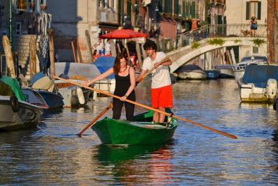 Learn to Row in Venice with "Venetian Rowing" Learn to Row in Venice with