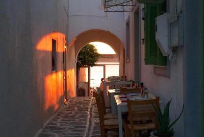 Beautiful Sunset Photo Walk on Paros Beautiful Sunset Photo Walk on Paros