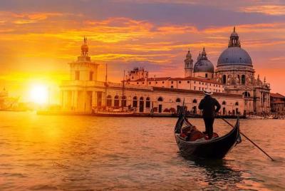 A luxury gondola tour in Venice: onboard aperitif and serenade  A luxury gondola tour in Venice: onboard aperitif and serenade