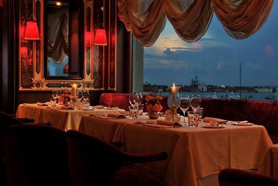 Venice Romantic Tour with Taxi Boat Transfer Venice Romantic Tour with Taxi Boat Transfer
