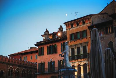 Private Tour of Verona in the Moonlight with a local