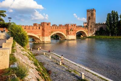 Verona: Welcome Private Tour w/ a Local Verona: Welcome Private Tour w/ a Local
