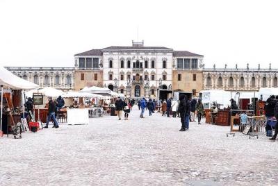 The antiques market in Piazzola Sul Brenta One of the most spectacular in Europe The antiques market in Piazzola Sul Brenta One of the most spectacular in Europe