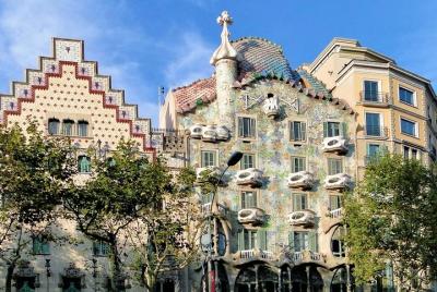 Gaudi's Modernist Legacy in Barcelona: Sagrada Familia Small Group Walking Tour