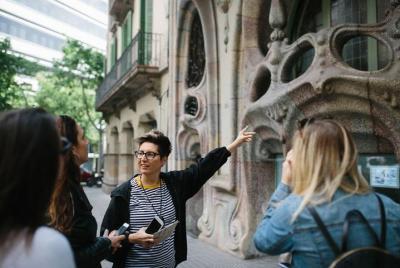 Architecture Jewels Tour and Gourmet Tapas with a Historian for p