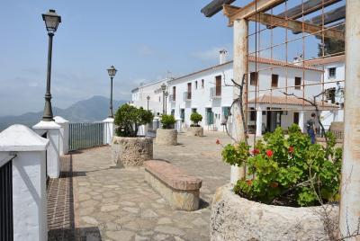 Wine, Tapas & Lake Zahara by e-bike including Ronda pickup (full day) Wine, Tapas & Lake Zahara by e-bike including Ronda pickup (full day)