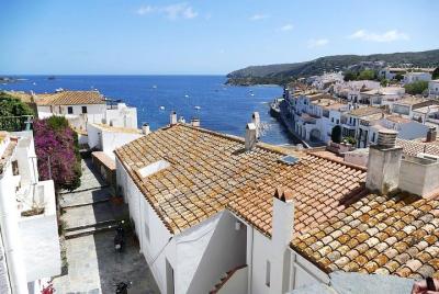 Dalí, wines & Cadaqués -Reduced group and hotel pick-up from Pala Dalí, wines & Cadaqués -Reduced group and hotel pick-up from Pala