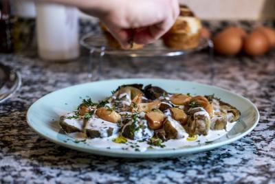 Middle Eastern 6-course dinner in Granada with a professional che