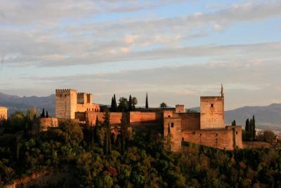 Alhambra: Nasrid Palaces & Generalife Guided Tour (Ticket include