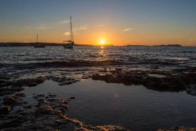 Sunset Catamaran Expedition in front of Cafe Mambo Sunset Catamaran Expedition in front of Cafe Mambo