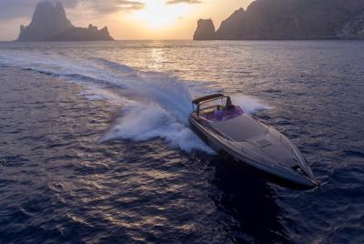 Feel the Ibiza boat experience with this amazing boat!