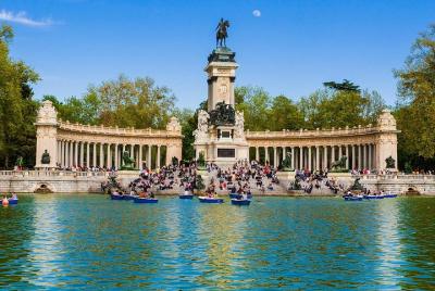 Guided walking tour in the famous Retiro Park in Madrid