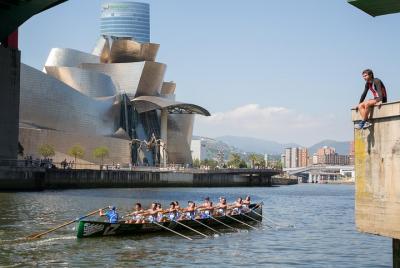 Bilbao city and Guggenheim Museum small group tour Bilbao city and Guggenheim Museum small group tour