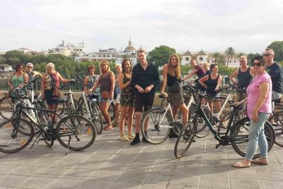 3-hour bike tours along the highlights of Seville