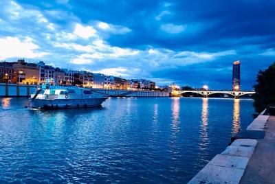Cruise on an exclusive yacht through the Guadalquivir