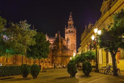 Santa Cruz Evening Walking Tour in Seville Including Tapas and Dr