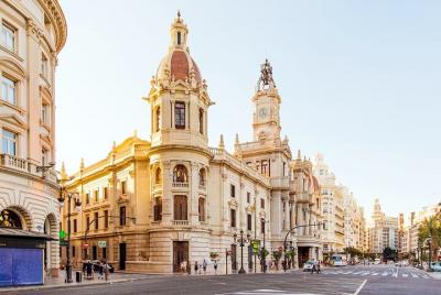 Arrival Private Transfer: Valencia Airport VLC to Valencia in Luxury Van