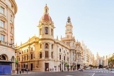 Departure Private Transfer: Valencia to Valencia Airport VLC in Luxury Van