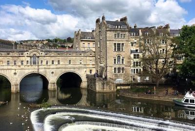 BATH: Walking Tour with Blue Badge Tourist Guide (90 Minutes) BATH: Walking Tour with Blue Badge Tourist Guide (90 Minutes)