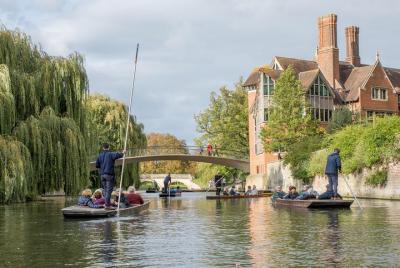 Distanced | Cambridge University Walking & Punting Tour Led By Un Distanced | Cambridge University Walking & Punting Tour Led By Un