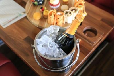 English Afternoon Tea Bus with Panoramic Tour of London– Upper De English Afternoon Tea Bus with Panoramic Tour of London– Upper De