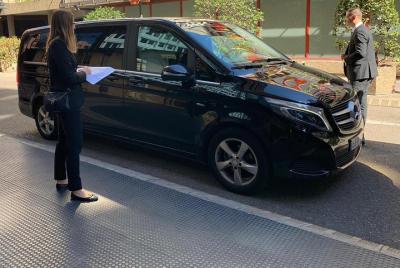 Private Departure Transfer: Central London to Luton Airport in a 