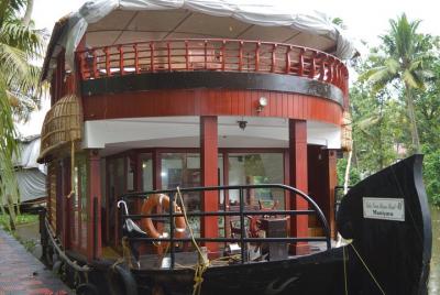 Private luxury Houseboat trip at Alleppy Backwaters. Private luxury Houseboat trip at Alleppy Backwaters.