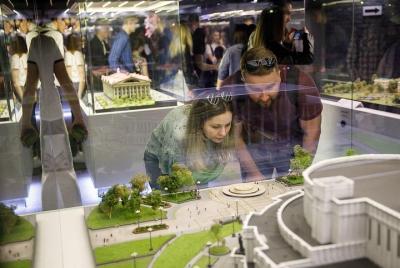 Minsk: walking citytour & visit museum "BelarusMini" Minsk: walking citytour & visit museum