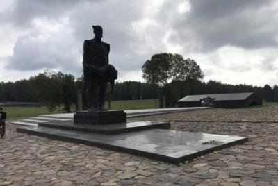 Sightseeing Tour to Khatyn Memorial by BMW 5 with English-speakin