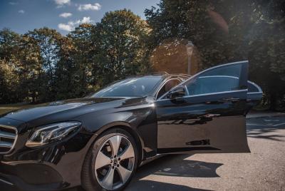 Private transfer from BRU Airport to Brussels city with luxury li