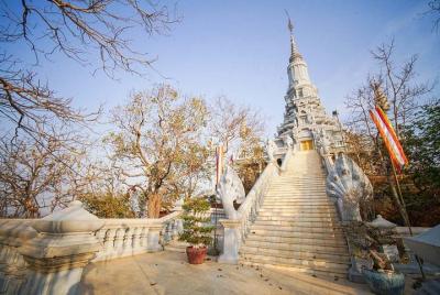 Private Oudong Temple Visit from Phnom Penh Private Oudong Temple Visit from Phnom Penh