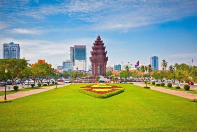 Phnom Penh City Tour Royal Palace with S21 and Killing Field