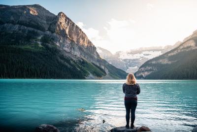 Deluxe Evening Tour to Lake Louise and Moraine Lake with Dinner