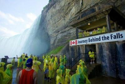 Round-Trip: Transfer Between Hamilton (YHM) Airport and Niagara Falls Canada Round-Trip: Transfer Between Hamilton (YHM) Airport and Niagara Falls Canada