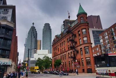 Private 3-hour walking tour of Toronto with licensed tour guide