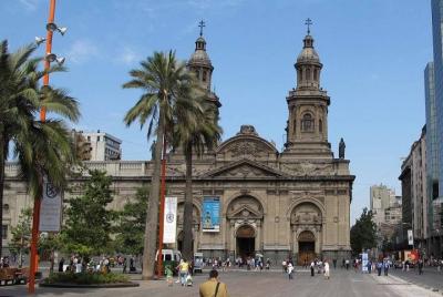 Overnight Santiago de Chile: private experience with city tour and food markets