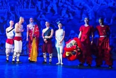 Private Evening Tour to Red Theatre Kung Fu Show and Pearl Market