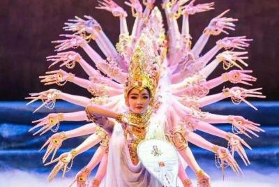 3-Day Dunhuang VIP Silk Road Tour: Mogao Grottoes and Han Great Wall 3-Day Dunhuang VIP Silk Road Tour: Mogao Grottoes and Han Great Wall