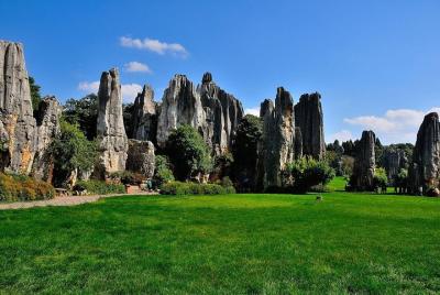 Private day tour in Kunming to Stone forest and cuihu lake with l