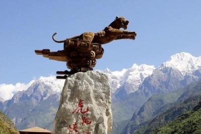Private day tour to Tiger leaping gorge Zhiyun Lamaism monastery 