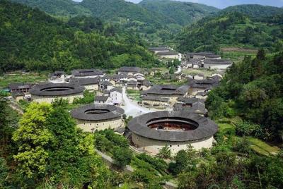 Tour Guide and Car: Private Day Tour to Tianluokeng Tulou and Hek