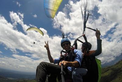 Dare to live a unique experience flying paragliding