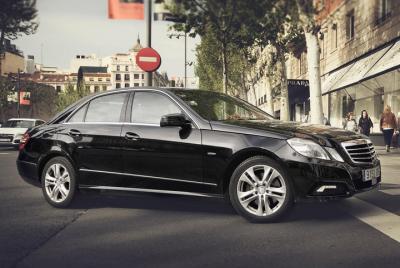 Arrival Private Transfer from Munich Airport to Munich City by Bu