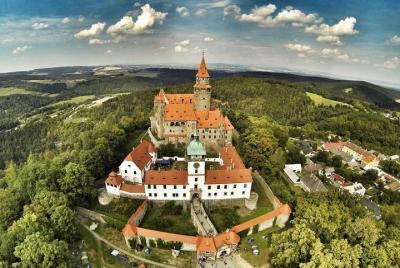Fairytale Bouzov Castle and Javoricko Caves Hiking tour from Prague
