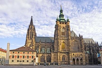 Prague Castle in Spanish, includes tickets and private transport 