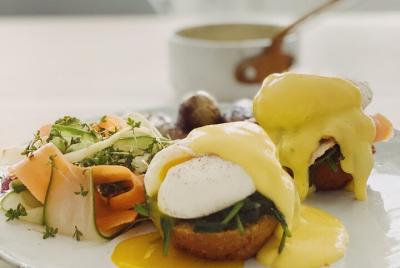 BRUNCH CLASS - Biscuit Benedict BRUNCH CLASS - Biscuit Benedict