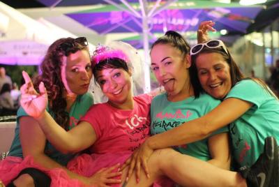 8 women. Pers. JGA package  8 women. Pers. JGA package 'Sarafina' - variety, stripper, limo ride, sparkling wine