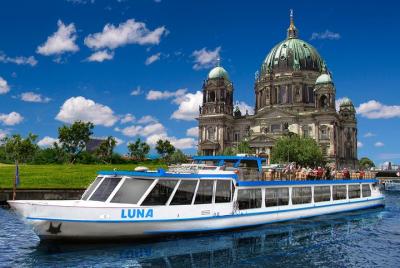 See all of Berlins EAST and WEST from the water in 3,5 hour See all of Berlins EAST and WEST from the water in 3,5 hour